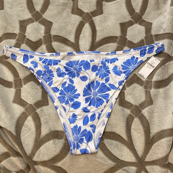 Blue & white floral bikini - Picture 2 of 6
